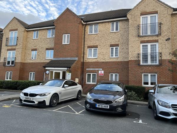 2 bedroom flat in Enfield House Exchange