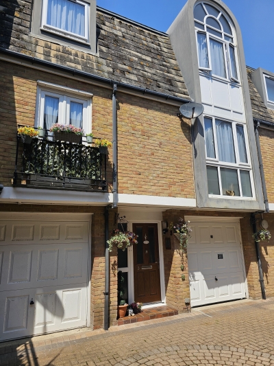 2   bedroom house in Hove