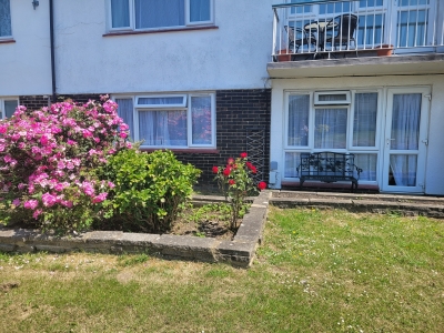 2   bedroom flat in Epsom