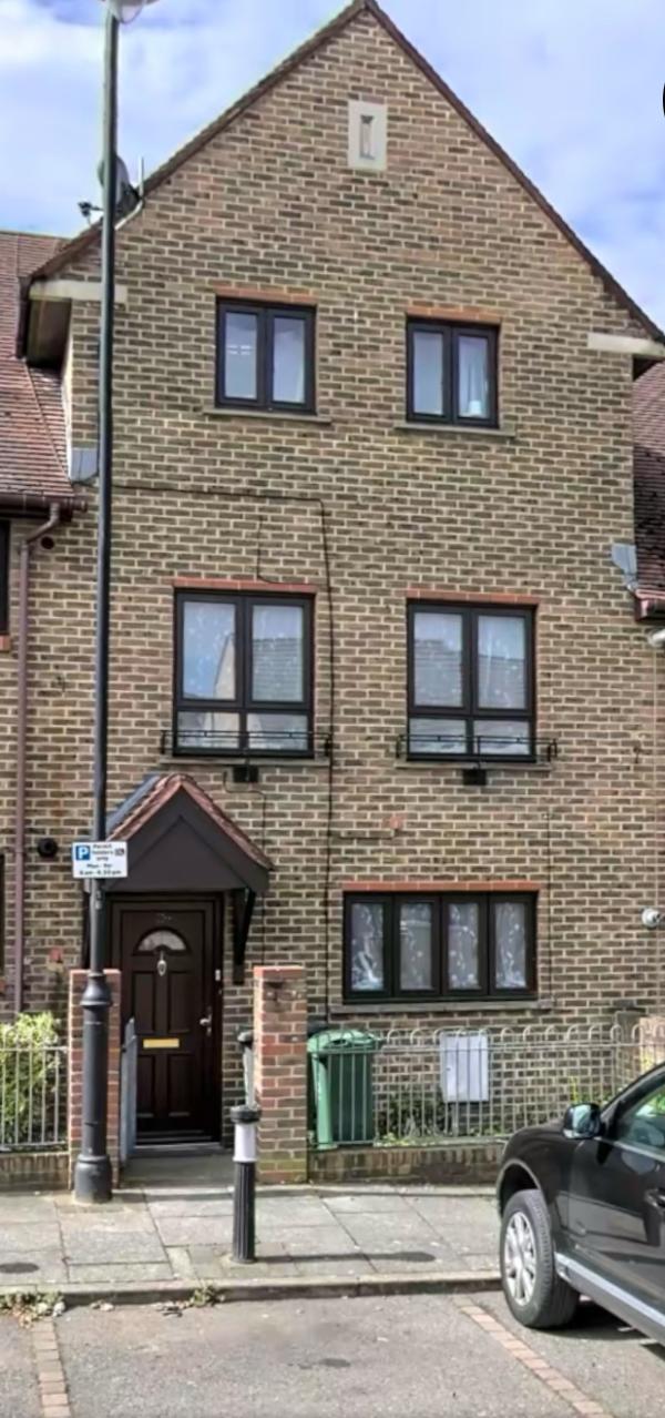 3 bedroom house in Leyton House Exchange