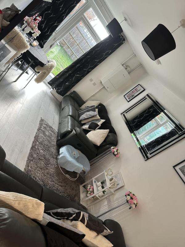 2 bedroom flat in West Molesey House Exchange