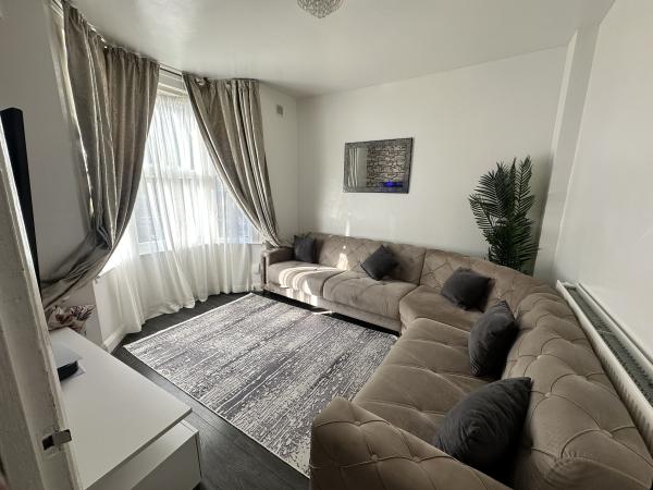 2 bedroom house in Walthamstow House Exchange