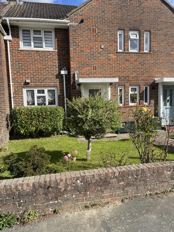 2 bedroom house in Crawley House Exchange