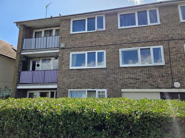 3 bedroom flat in Collier Row House Exchange