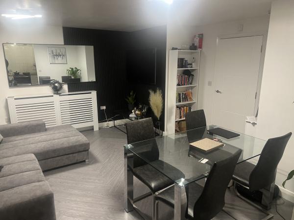 2 bedroom house in Woodside House Exchange