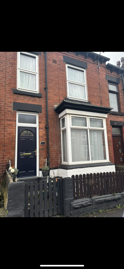 2   bedroom house in Leeds